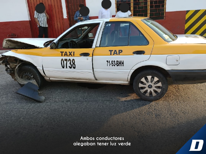  Autos colisionan en cruce de semáforos en Tapachula