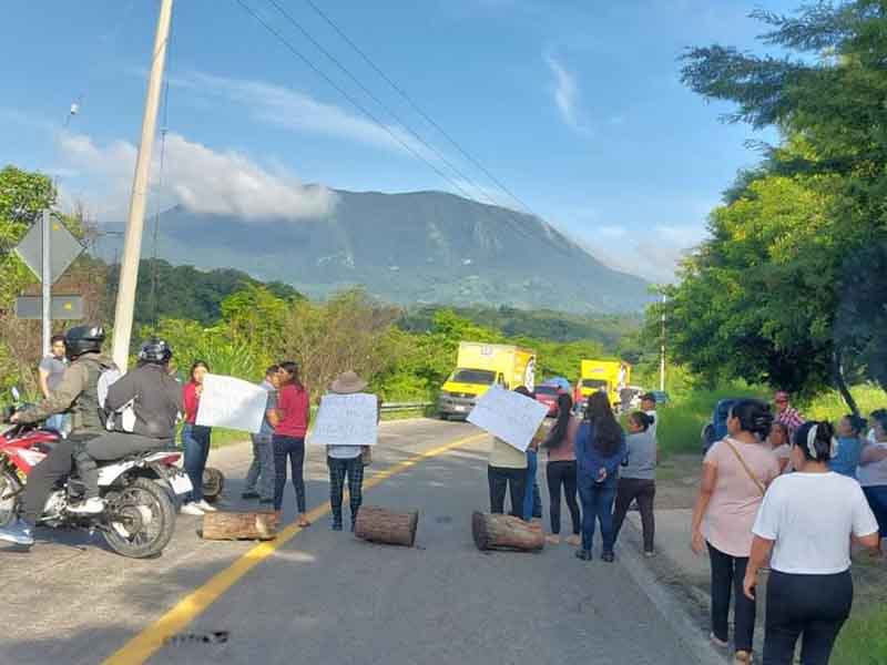 Bloquean carretera en Ixtapa - Diario de Chiapas