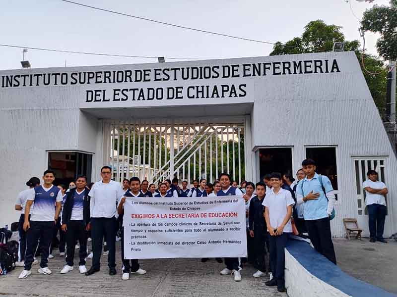 Toman plantel de Enfermería - Diario de Chiapas