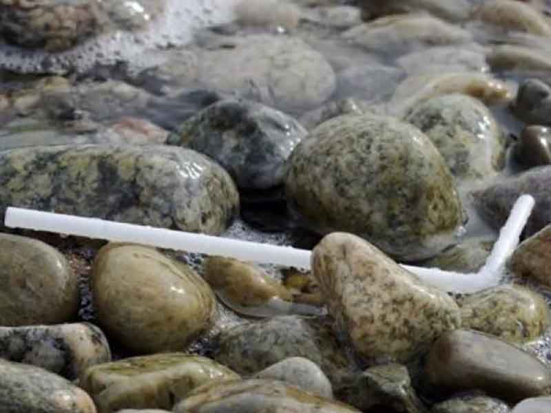 Popotes de plástico que se degradan en el mar antes que el papel