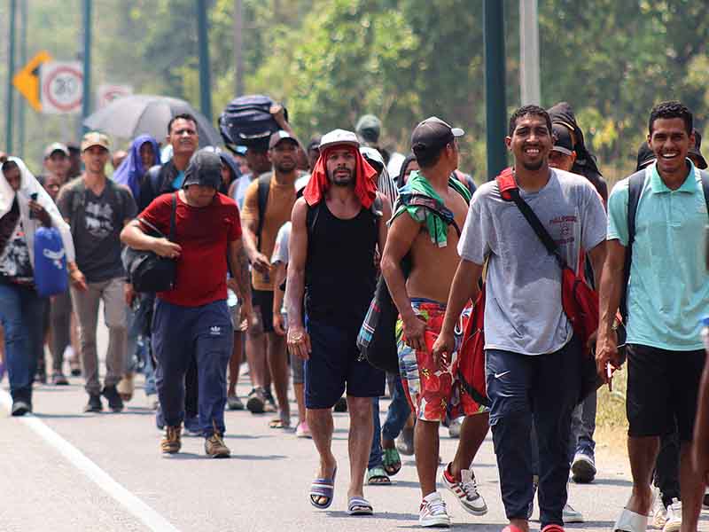 MEX3655. TAPACHULA (MÉXICO), 07/04/2024.- Migrantes caminan durante una caravana que se dirige a la frontera con Estados Unidos, el 5 de abril de 2024, en el municipio de Tapachula, estado de Chiapas (México). Habitantes de la frontera sur de México criticaron este domingo el plan del Gobierno de Andrés Manuel López Obrador de dar 110 dólares mensuales a migrantes deportados de Venezuela, Colombia y Ecuador porque piden que el dinero se destine a apoyar a familias con pobreza en la zona. EFE/ Juan Manuel Blanco