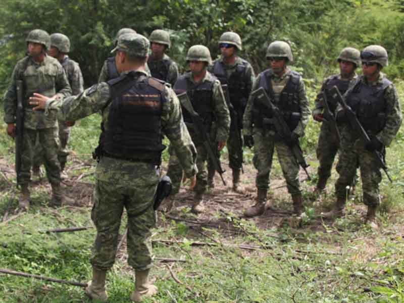 IGUALA, GUERRERO, 01OCTUBRE2014.- Elementos del ejercito mexicano, Marina, Policía Ministerial,  Policía Estatal y padres de familia reforzaron el operativo para buscar a los normalistas desaparecidos que fueron agredidos por policias municipales el pasado 26 de Septiembre. Dicho operativo se realizo en cerros, brechas, barrancos y caminos rurales aledaños al municipio de Iguala.
FOTO: SAÚL LÓPEZ /CUARTOSCURO.COM