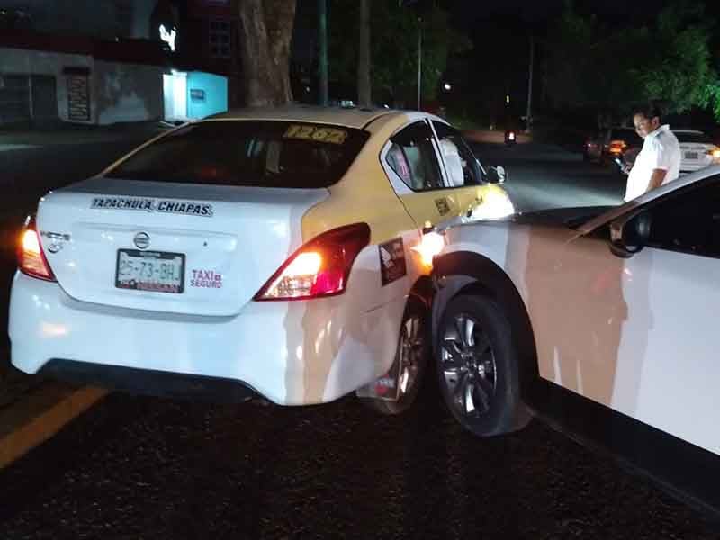 Le pegó al taxi (1)