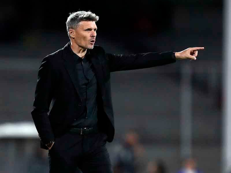El entrenador de Santos Fernando Ortiz da instrucciones a sus jugadores ante Pumas. Imagen de archivo. EFE/ Isaac Esquivel