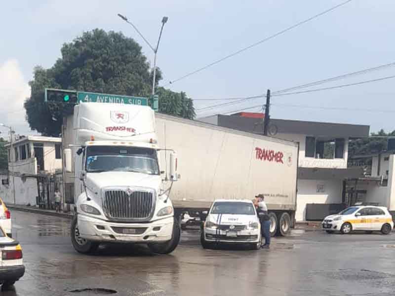 Taxi vs tráiler (3)
