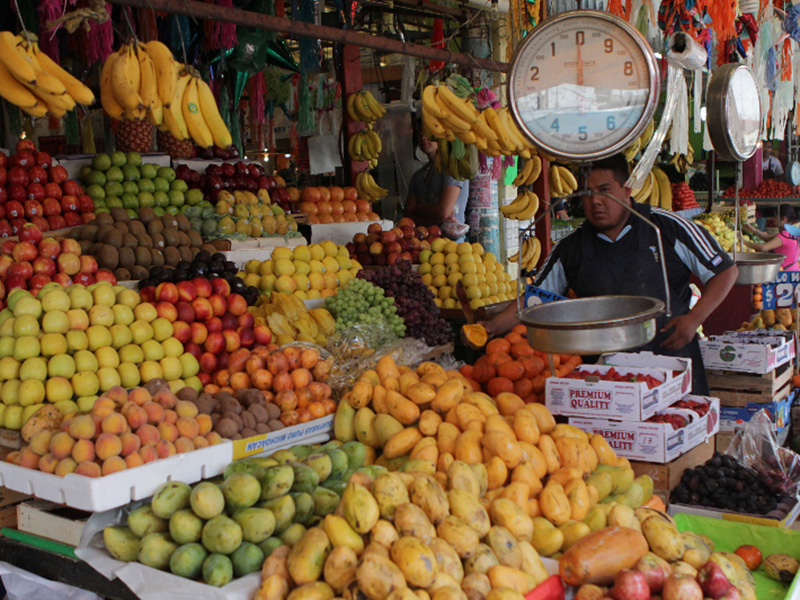 Puebla, Pue 07 Marzo 2011.- 
Frutas de temporada como mangos y duraznos son ofrecidas en diversos puestos de mercados de la capital poblana. 
//Agencia Enfoque//