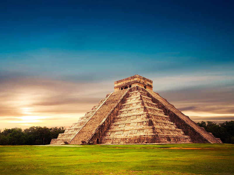 "El Castillo" pyramid in Chichen Itza, Yucatan, Mexico