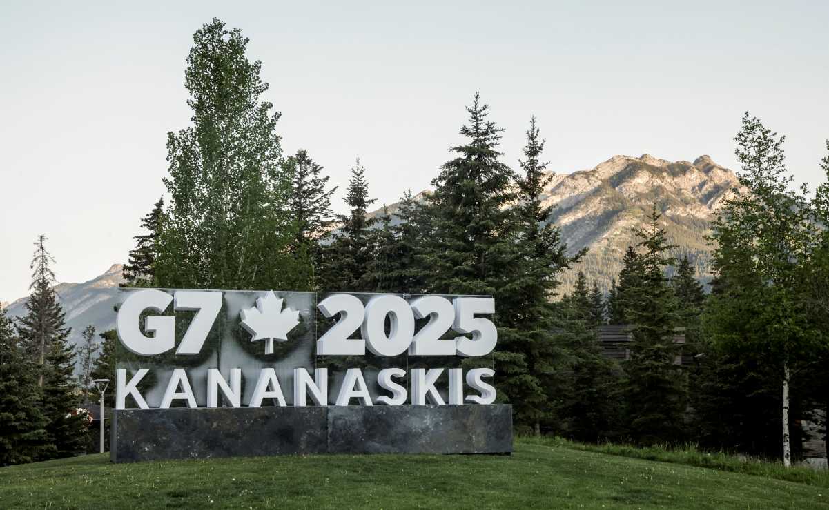 BANFF (Canada), 15/06/2025.- An advertising sign for the G7 Summit is seen near the International Media Centre, in Banff, Alberta, Canada, 15 June 2025. World leaders will gather in nearby Kananaskis, Alberta from 15 to 17 June 2025 for the annual G7 Summit. EFE/EPA/TERESA SUAREZ