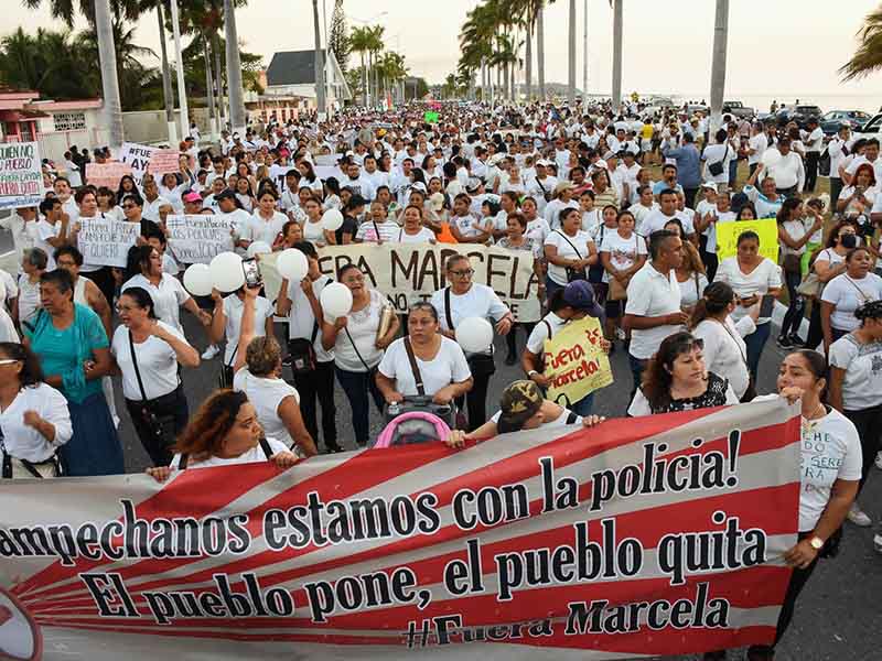 CAMPECHE, CAMPECHE, 24MARZO2024.- Entre gritos de “fuera marcela” “no es capricho es justicia” “somos pueblo, no partido” y exigiendo el cese de la secretaria de seguridad publica Marcela Muñoz, campechanos y familiares se sumaron a la segunda marcha en apoyo a la Policía Estatal de Campeche quienes se mantienen en huelga desde hace 9 días. La marcha inicio en el monumento al asta bandera del malecón de la ciudad hasta llegar a la plaza de la república. FOTO: MICHAEL BALAM/CUARTOSCURO.COM
