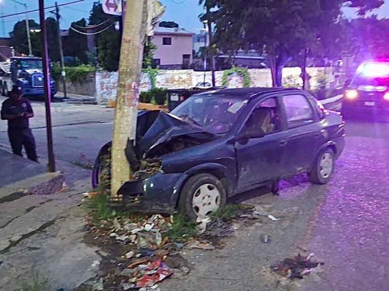 Aparatoso accidente en Tuxtla: auto choca contra poste y conductor huye ...