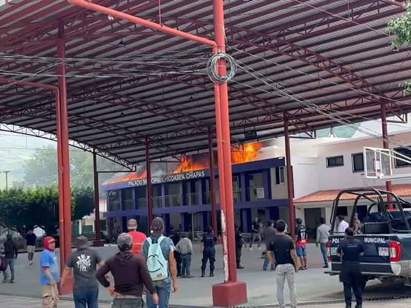 Arde alcaldía (3)