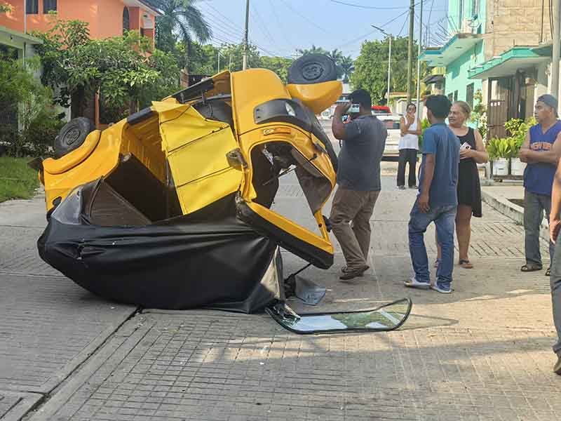 Vuelca mototaxi (2)
