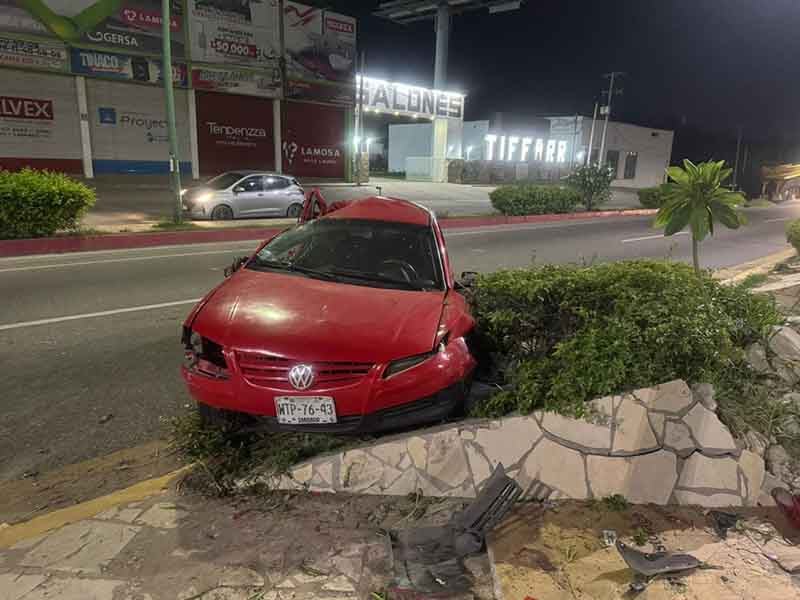 Vuelca por acelerado (4)