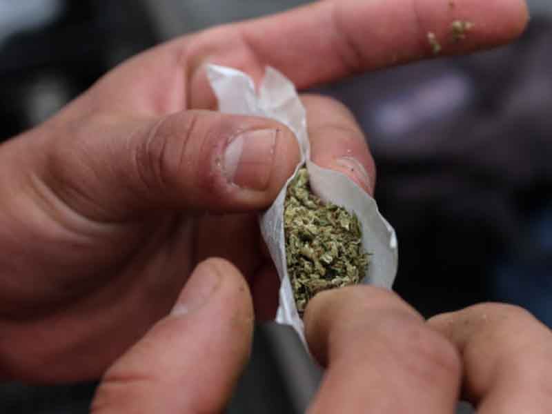 MÉXICO, D.F., 08DICIEMBRE2015.- Jóvenes se reunieron afuera del Senado de la República en donde convocaron a una fumada masiva de marihuana en pro de la legalización de ésta. México es un país productor y consumidor de marihuana por lo que el debate en torno a su legalización aun es vigente. 
FOTO: MARÍA JOSÉ MARTÍNEZ /CUARTOSCURO.COM