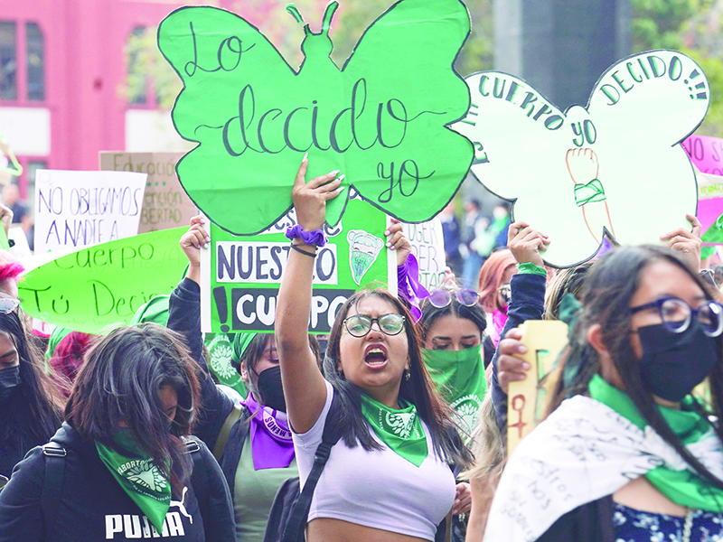 ARCHIVO - Una mujer sostiene un cartel en defensa del aborto mientras participa en una marcha en reclamo del aborto legal, gratuito y seguro para todas las mujeres en conmemoración del Día Internacional del Aborto Seguro, en Ciudad de México, el 28 de septiembre de 2022. La Suprema Corte de México despenalizó el miércoles 6 de septiembre de 2023 el aborto a nivel nacional. (AP Foto/Marco Ugarte, Archivo)