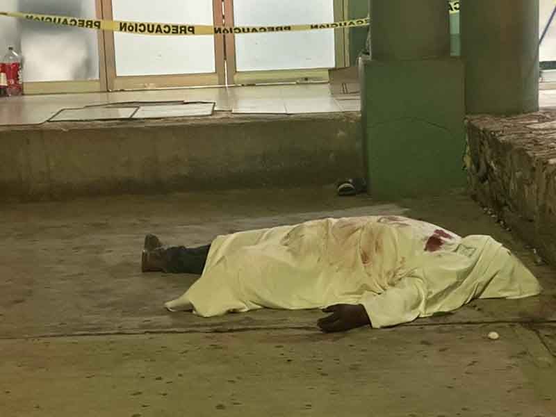 Murió en la puerta del IMSS (3)