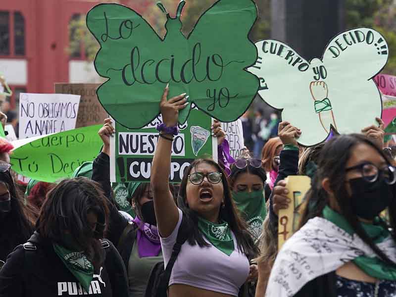 ARCHIVO - Una mujer sostiene un cartel en defensa del aborto mientras participa en una marcha en reclamo del aborto legal, gratuito y seguro para todas las mujeres en conmemoración del Día Internacional del Aborto Seguro, en Ciudad de México, el 28 de septiembre de 2022. La Suprema Corte de México despenalizó el miércoles 6 de septiembre de 2023 el aborto a nivel nacional. (AP Foto/Marco Ugarte, Archivo)