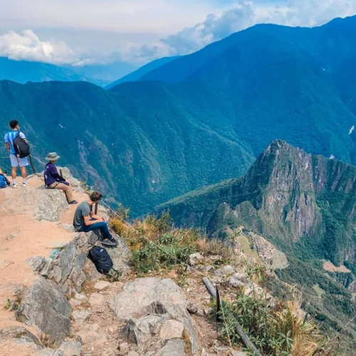 En Tuxtla, una chamarra ligera puede pasar semanas al fondo del clóset. En Cusco puede hacerte falta antes de que termine la primera tarde. La capital chiapaneca está a 522 metros sobre el nivel del mar; la antigua capital inca, a unos 3,399. El salto ronda los 2,900 metros y llega después de aeropuertos, conexiones y poco descanso.