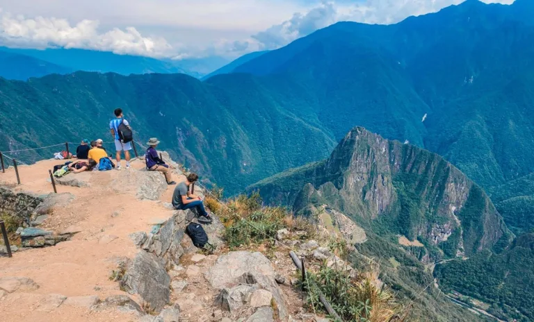En Tuxtla, una chamarra ligera puede pasar semanas al fondo del clóset. En Cusco puede hacerte falta antes de que termine la primera tarde. La capital chiapaneca está a 522 metros sobre el nivel del mar; la antigua capital inca, a unos 3,399. El salto ronda los 2,900 metros y llega después de aeropuertos, conexiones y poco descanso.