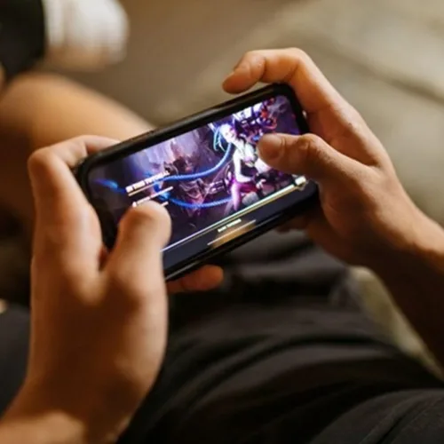 https://www.pexels.com/es-es/foto/manos-telefono-inteligente-jugando-tecnologia-7915285/
