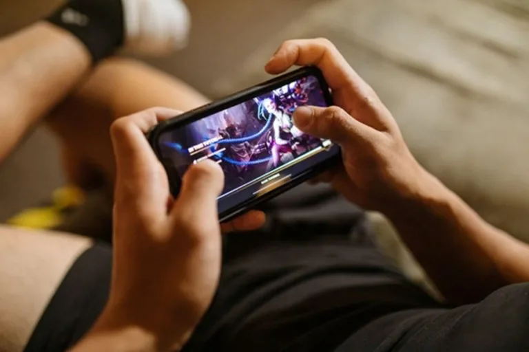 https://www.pexels.com/es-es/foto/manos-telefono-inteligente-jugando-tecnologia-7915285/